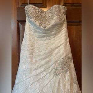 Size 4 Wedding Dress- David’s Bridal Wedding Dress. Heavily beaded - gorgeous!